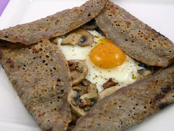 Crèpe Viande hachée, Oignons, Champignons, Oeuf, Fromage