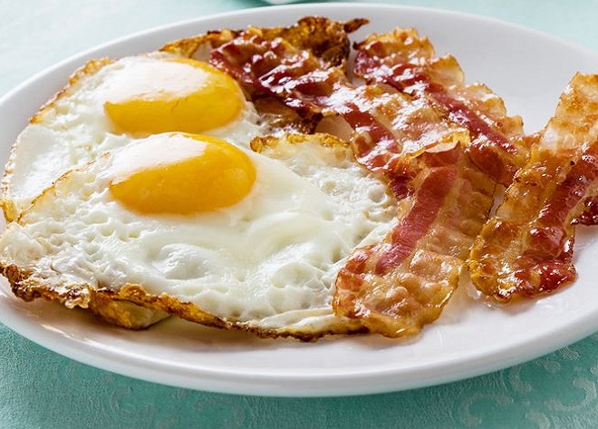 2 œufs au plat et Bacon